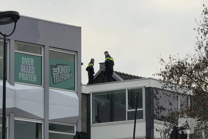 Politie houdt winkeldief aan op dak