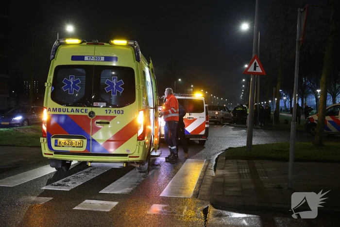 Bestuurder raakt gewond na botsing met geparkeerde auto's
