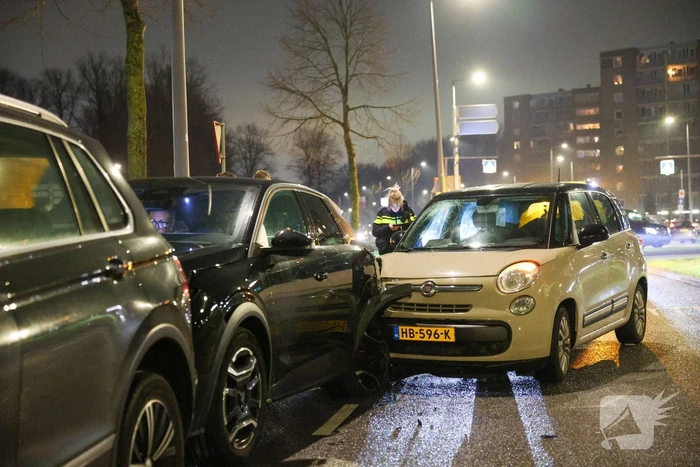 Bestuurder raakt gewond na botsing met geparkeerde auto's