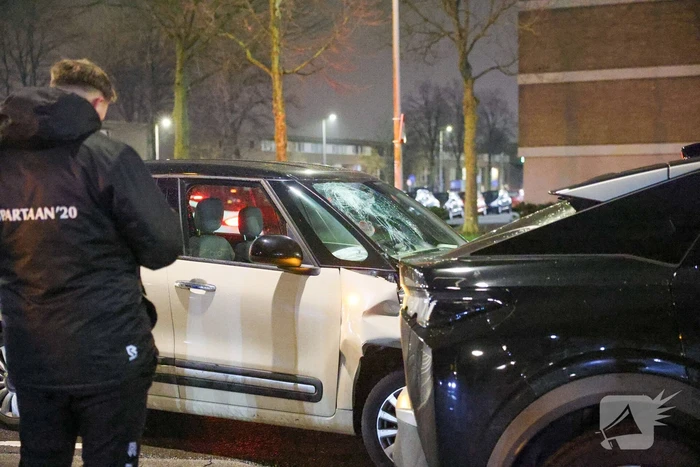 Bestuurder raakt gewond na botsing met geparkeerde auto's