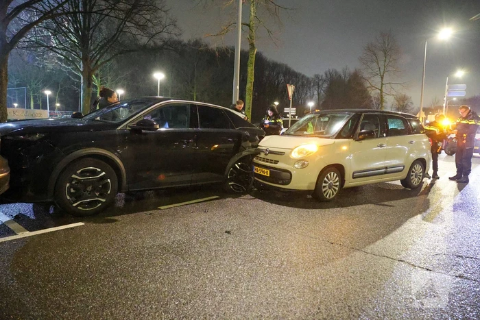 Bestuurder raakt gewond na botsing met geparkeerde auto's