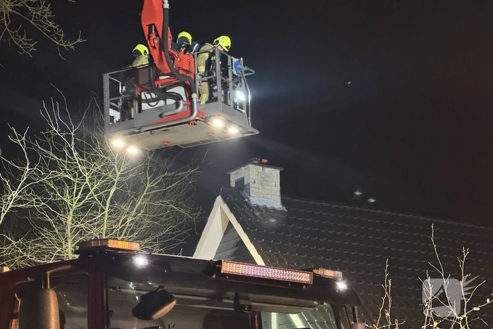 Hoogwerker ingezet bij schoorsteenbrand