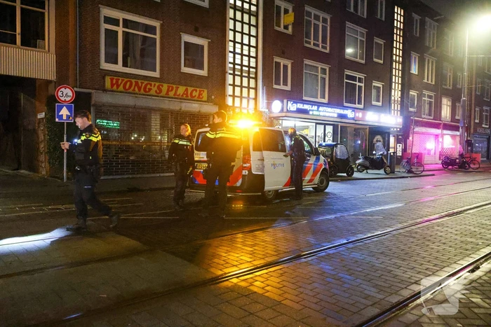 Auto rijdt stoplicht omver op druk kruispunt