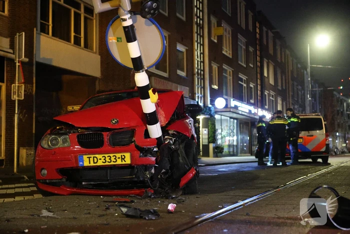 Auto rijdt stoplicht omver op druk kruispunt