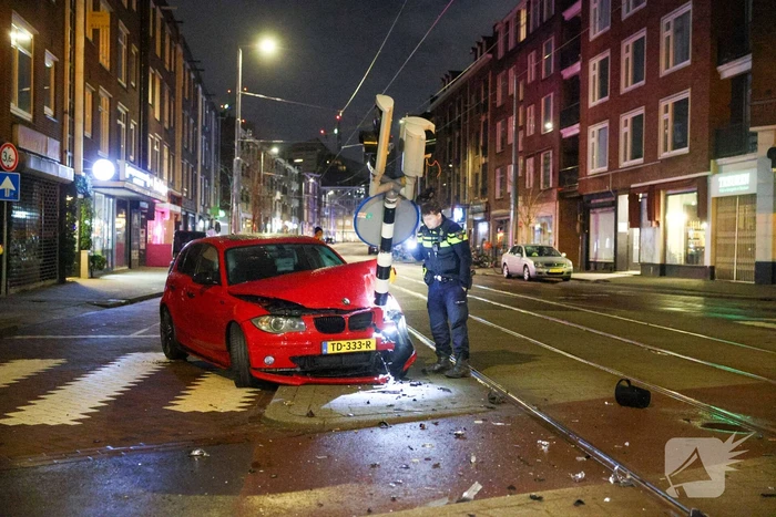 Auto rijdt stoplicht omver op druk kruispunt