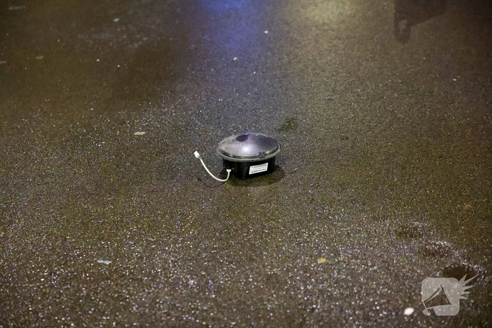 Auto rijdt stoplicht omver op druk kruispunt