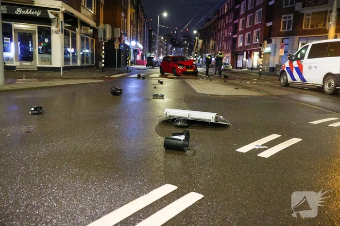 Auto rijdt stoplicht omver op druk kruispunt