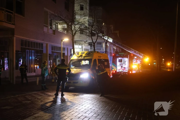 Persoon zwaargewond geraakt bij brand in portiekwoning