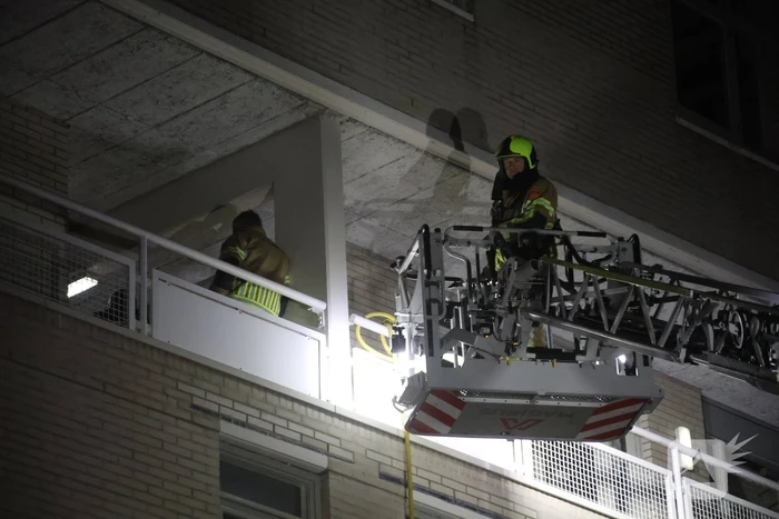 Persoon zwaargewond geraakt bij brand in portiekwoning