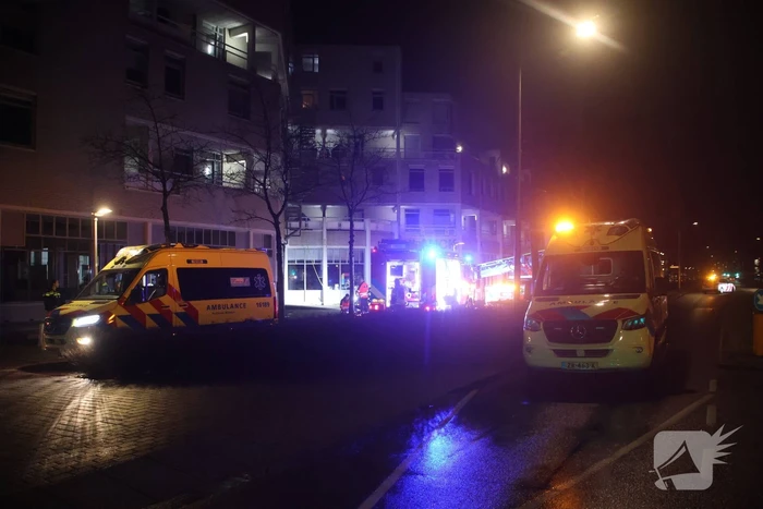 Persoon zwaargewond geraakt bij brand in portiekwoning