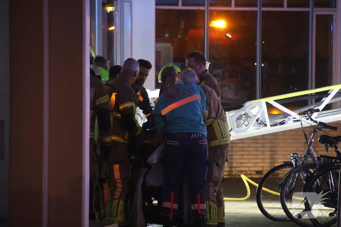 Persoon zwaargewond geraakt bij brand in portiekwoning