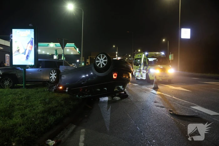Aanrijding tussen twee voertuigen bij benzinepomp
