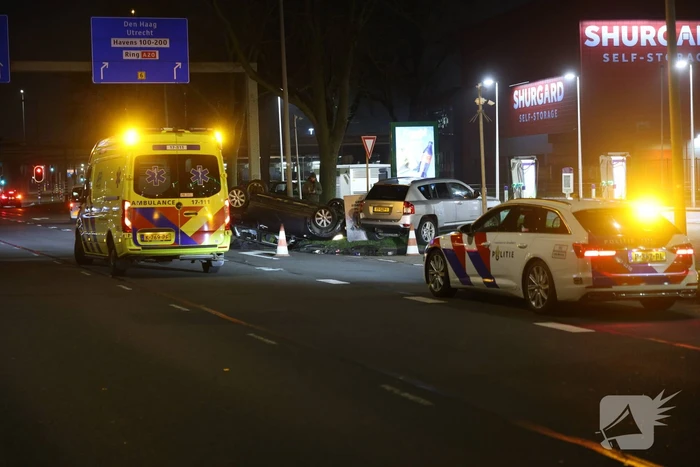 Aanrijding tussen twee voertuigen bij benzinepomp