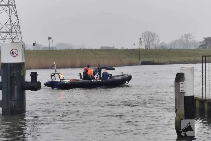 Auto te water bij veerpont