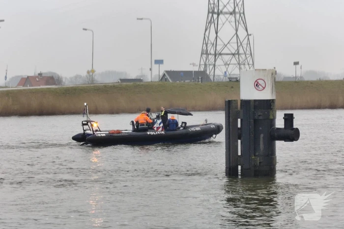 Auto te water bij veerpont