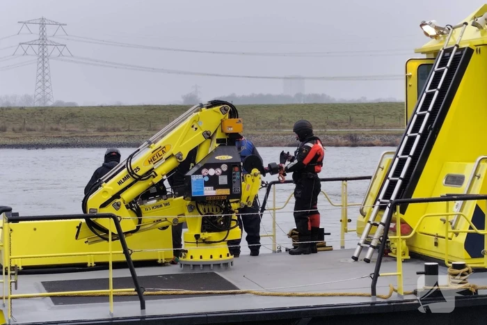 Auto te water bij veerpont