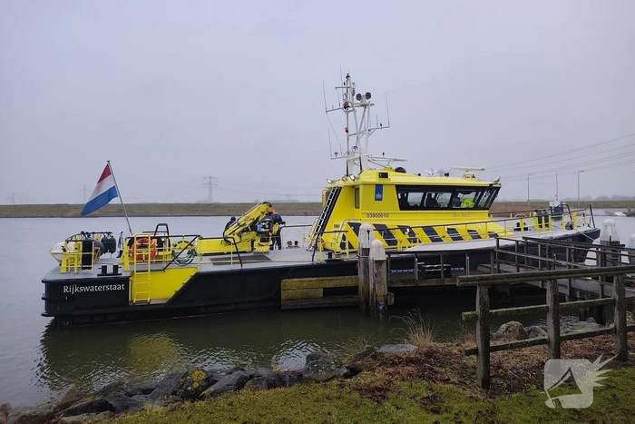 Auto te water bij veerpont