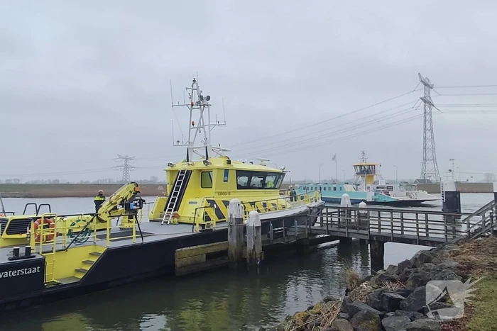 Auto te water bij veerpont