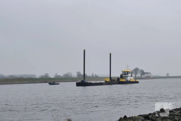 Auto te water bij veerpont