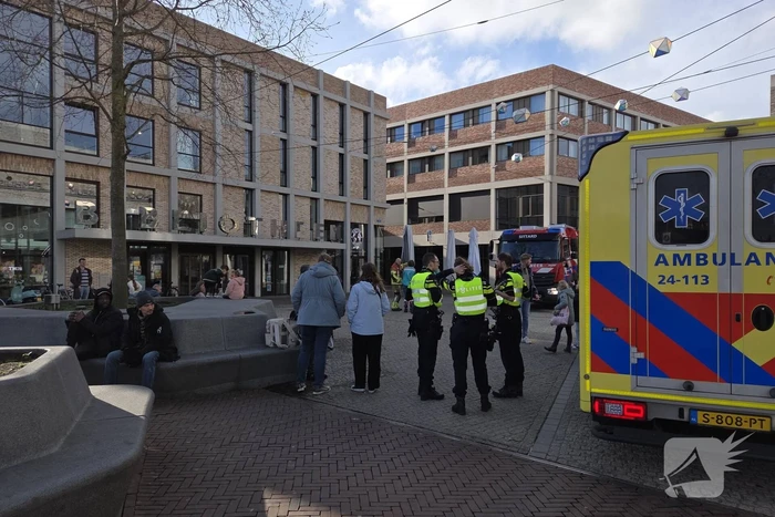 Verward persoon spuit met verf in bibliotheek
