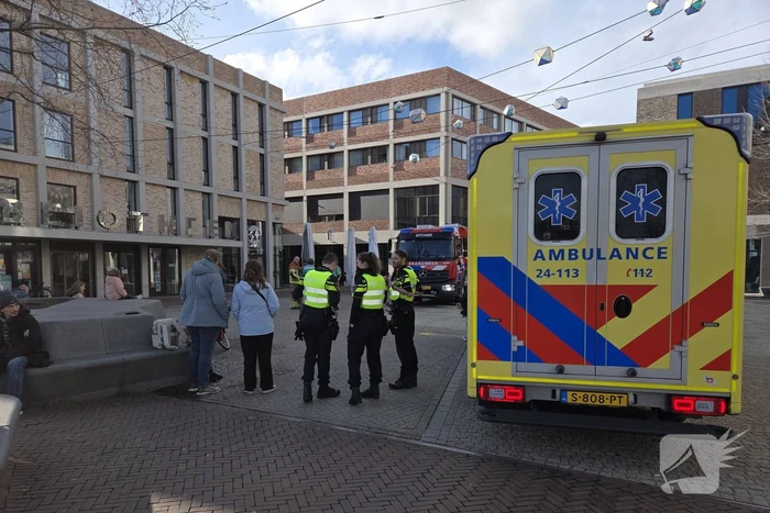 Verward persoon spuit met verf in bibliotheek