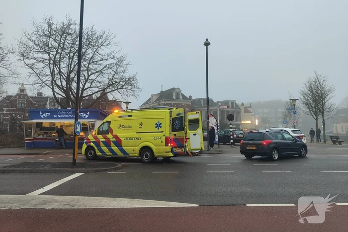 Oudere man op fiets geraakt door auto