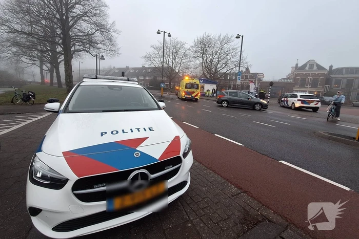 Oudere man op fiets geraakt door auto