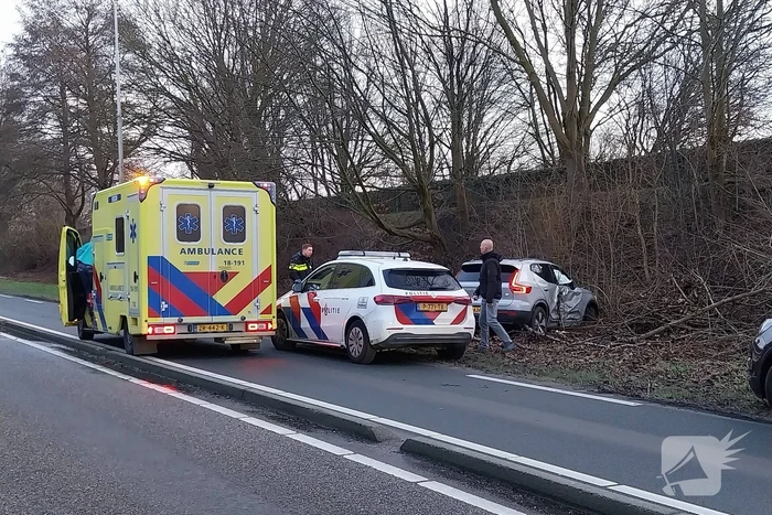 Automobilist botst tegen boom en raakt gewond