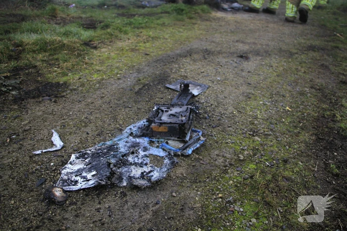 Buitenbrand onder monumentale bank na barbecue