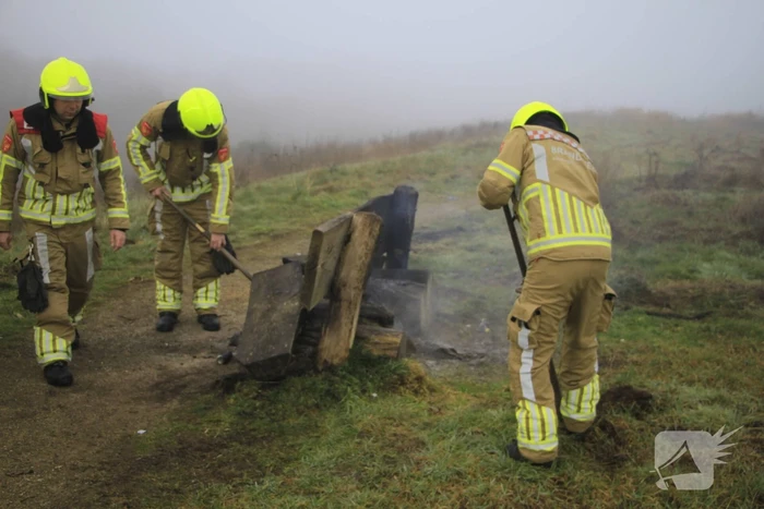 Buitenbrand onder monumentale bank na barbecue
