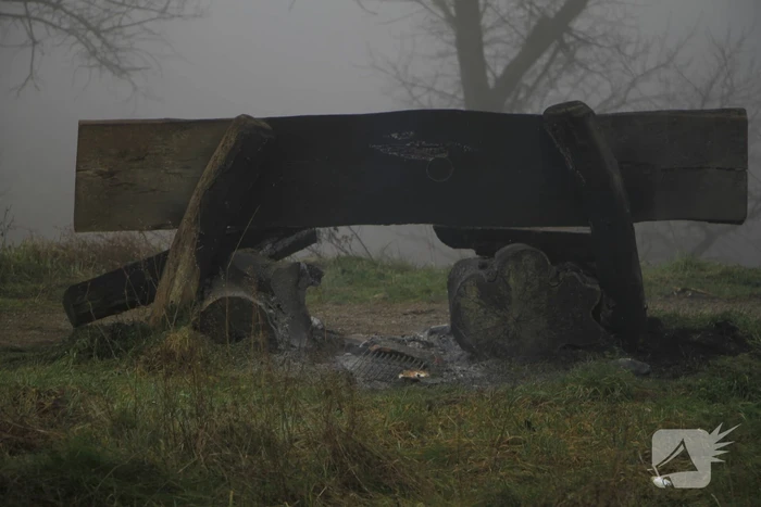 Buitenbrand onder monumentale bank na barbecue