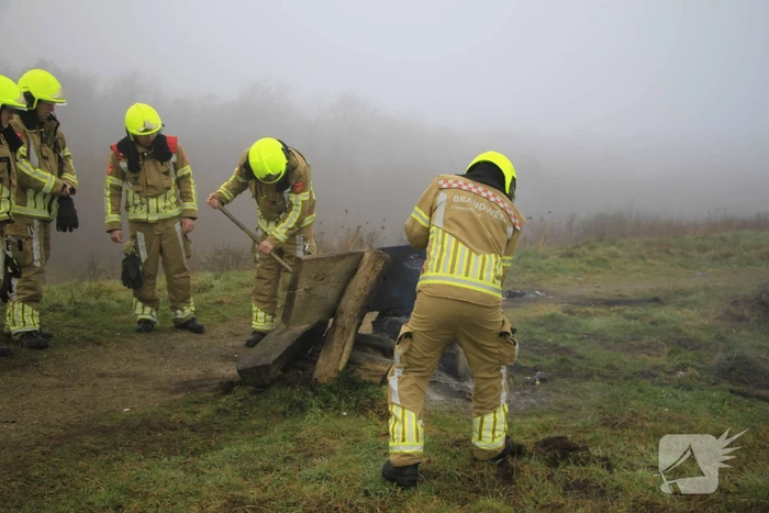 Buitenbrand onder monumentale bank na barbecue