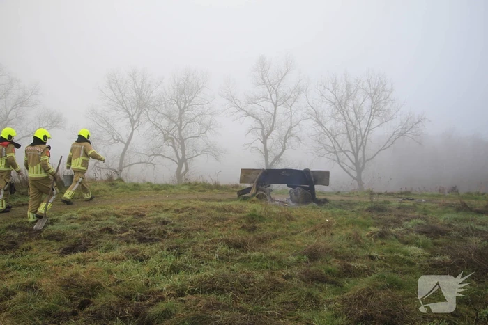 Buitenbrand onder monumentale bank na barbecue