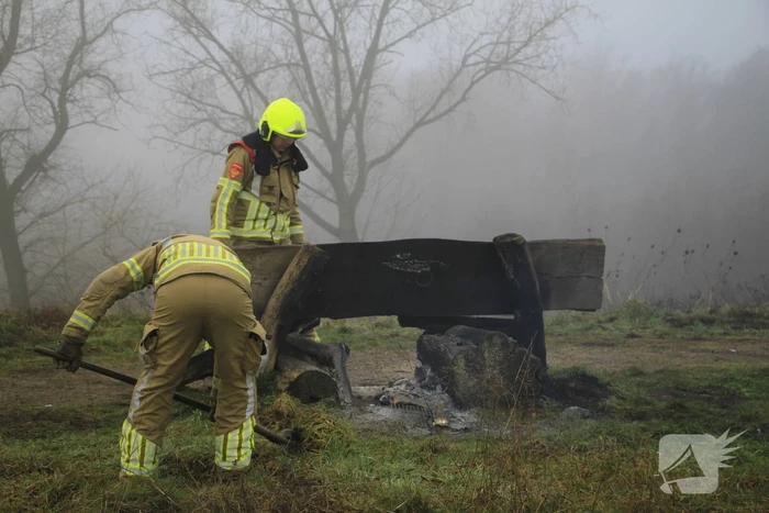 Buitenbrand onder monumentale bank na barbecue