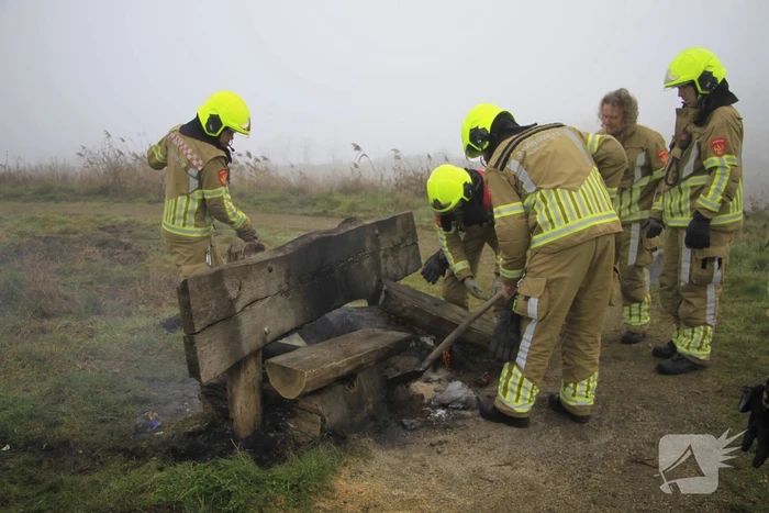 Buitenbrand onder monumentale bank na barbecue