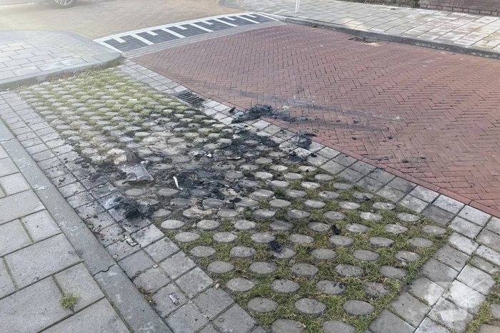 Autobrand zorgt voor aanzienlijke schade