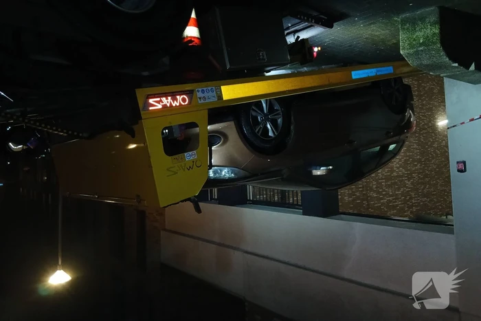 Autobrand in garage snel onder controle