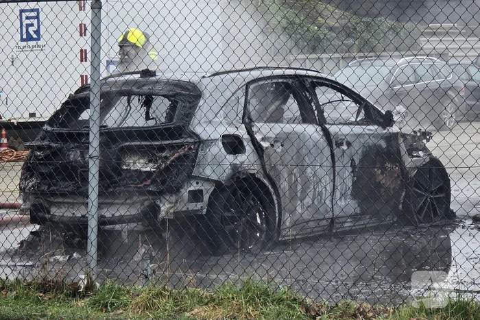 Dure stationwagen verwoest door brand