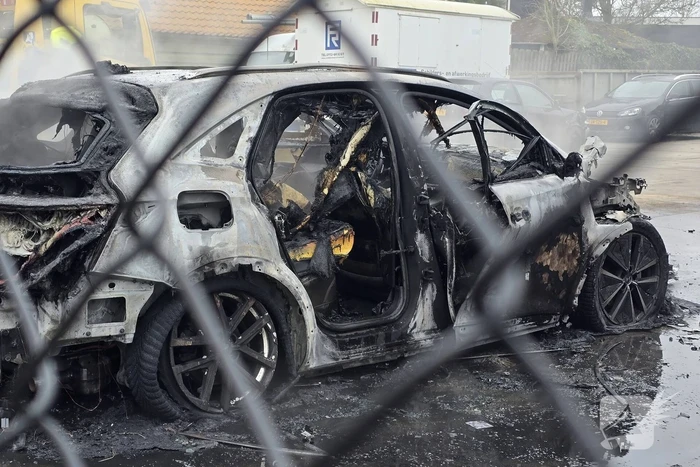 Dure stationwagen verwoest door brand