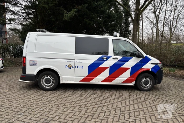 Auto belandt in water tijdens parkeren