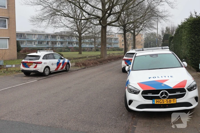 Steekincident in flatwoning leidt tot gewonde