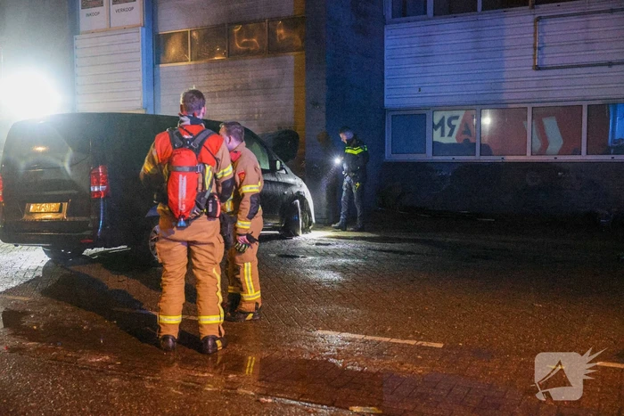 Bestelbusje in brand bij autobedrijf