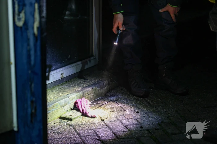 Bestelbusje in brand bij autobedrijf