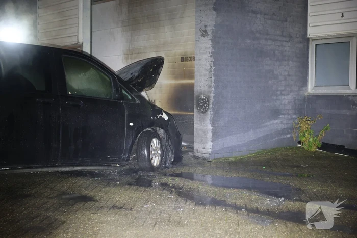 Bestelbusje in brand bij autobedrijf