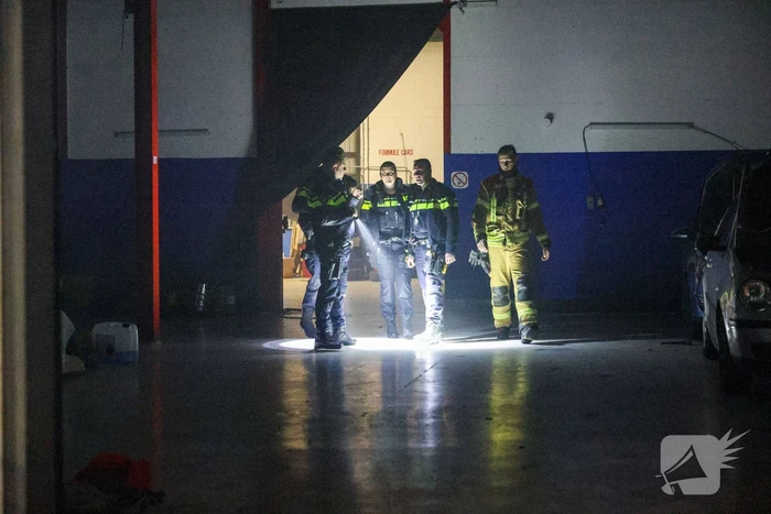 Bestelbusje in brand bij autobedrijf