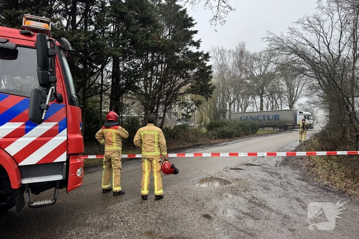 Vrachtwagen beschadigt gasstation en veroorzaakt gaslekkage