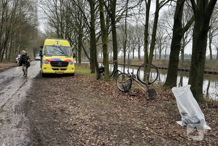 Omstanders helpen vrouw uit koud water