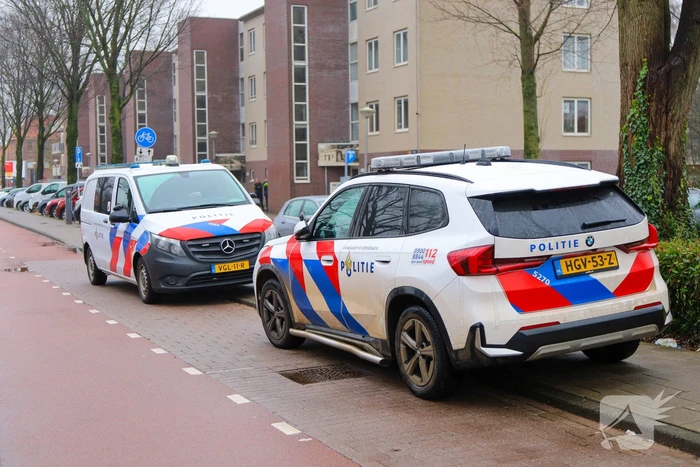 Agenten breken deur open tijdens inval