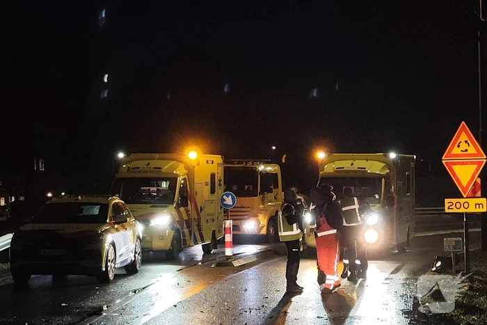 Auto belandt in sloot na botsing met andere auto