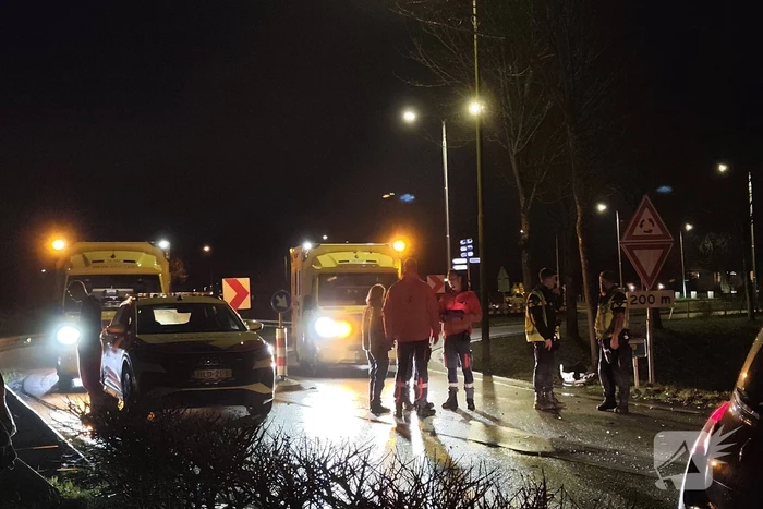 Auto belandt in sloot na botsing met andere auto